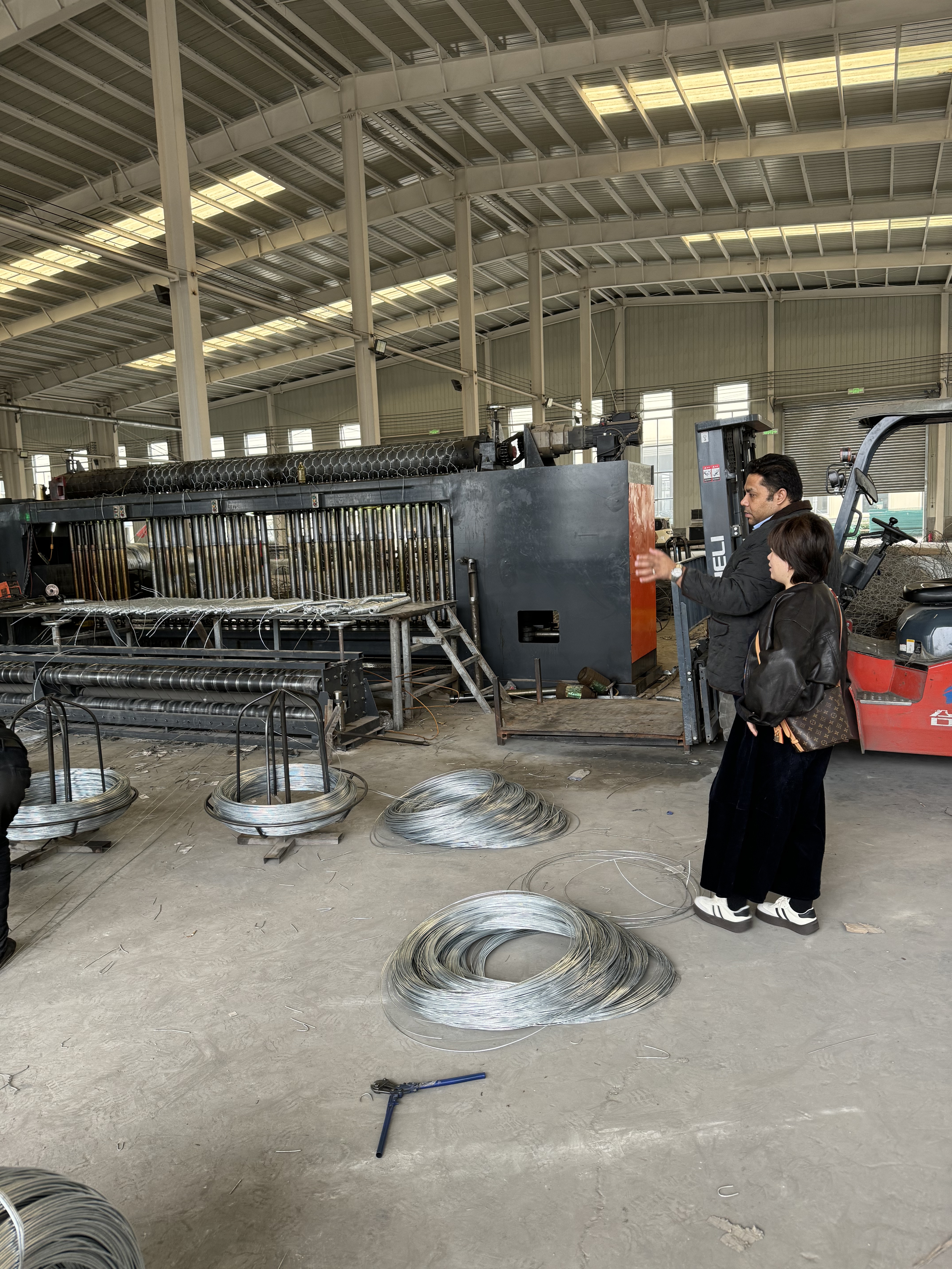 最新の企業ブログについて Nepal Clients Visit Our Factory to Inspect Automatic Gabion Mesh Machine