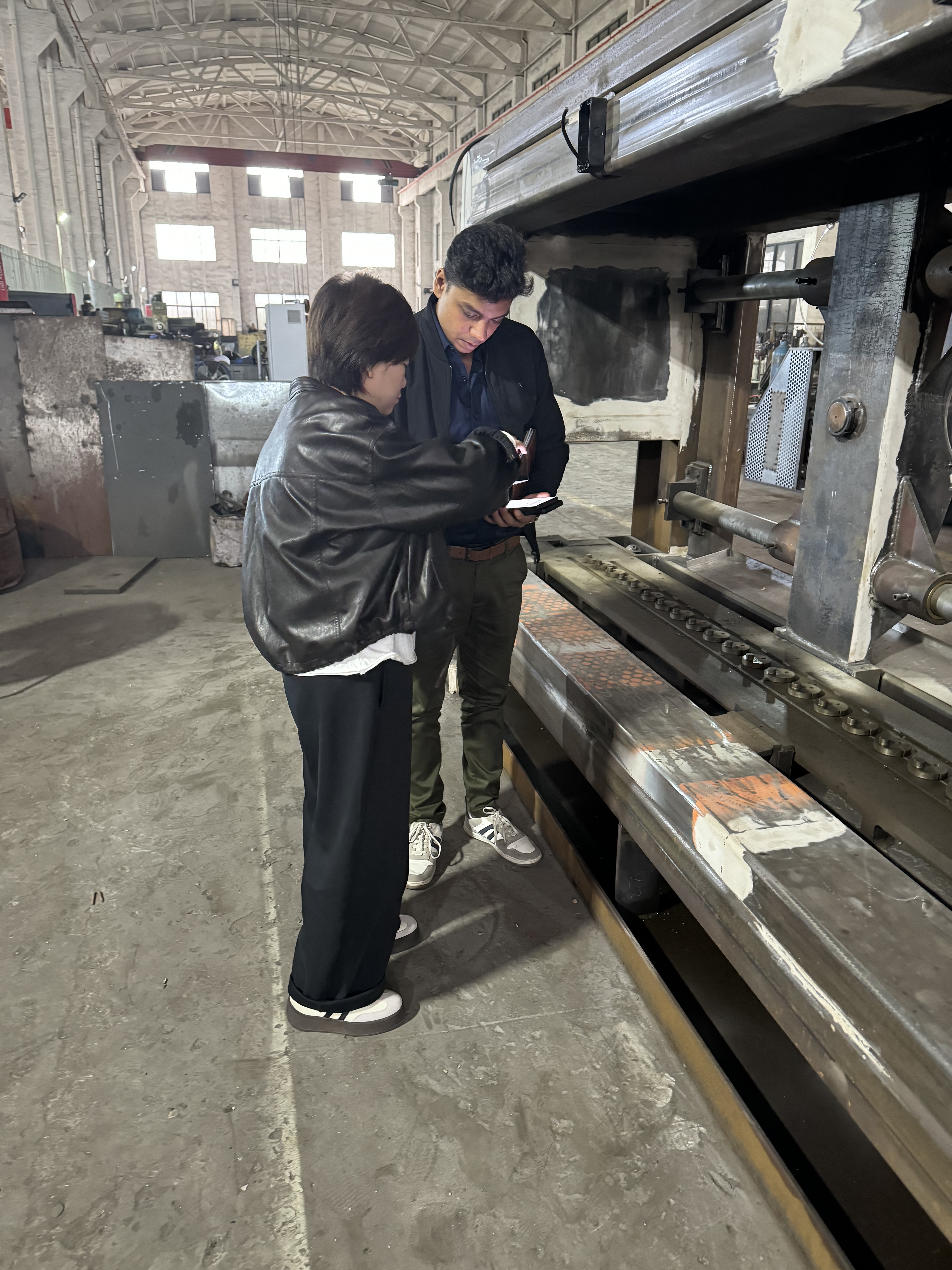 最新の企業ブログについて Indian Clients Visit Our Factory for Gabion Mesh Machine Inspection